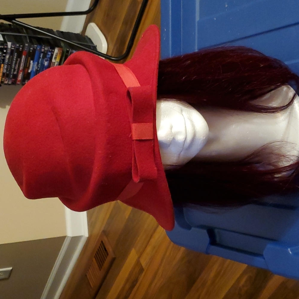 Women's Uniquely Styled Hat (Made in Italy)